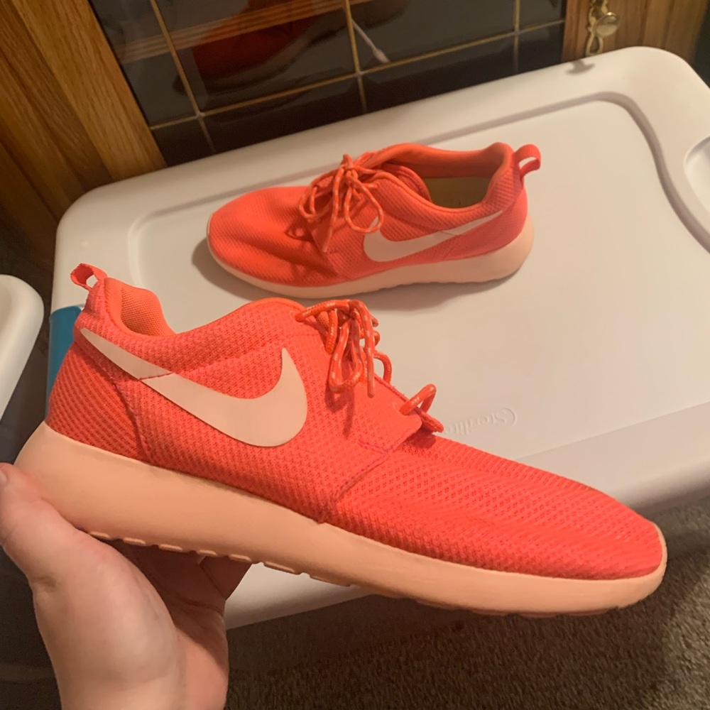 Size 7.5 Pink Nike Roshe Sneakers 👟😍